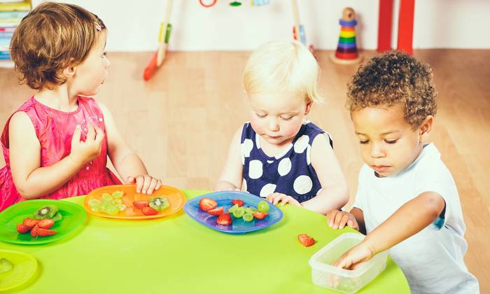 Children eating a healthy snack